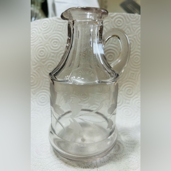 Vintage etched glass vinegar/syrup pitcher.  Excellent condition. - Picture 3 of 4